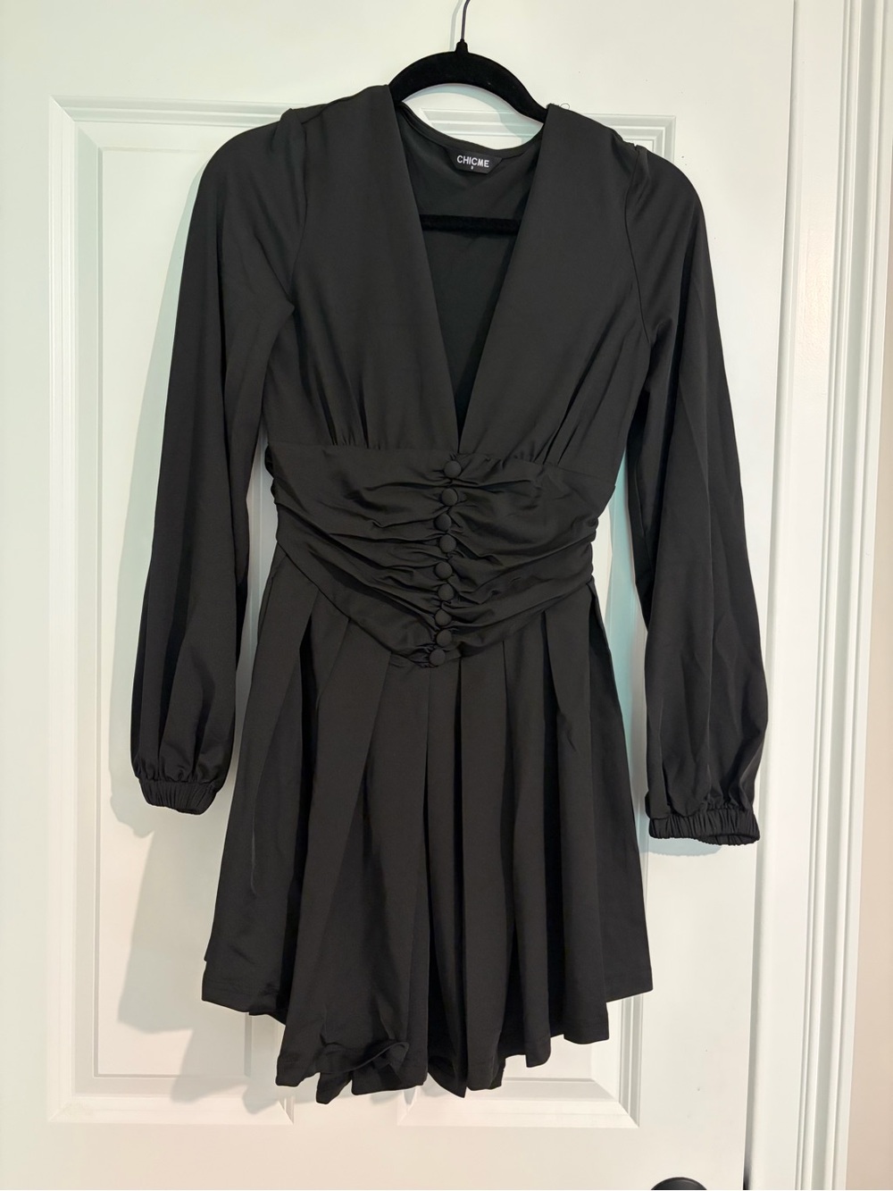 chic Black Long Sleeve V-Neck Pleated Waist-Button Dress